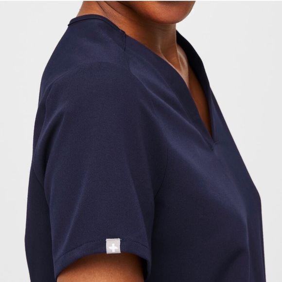 FIGS Casma Three-Pocket Scrub Navy Top - Picture 4 of 8